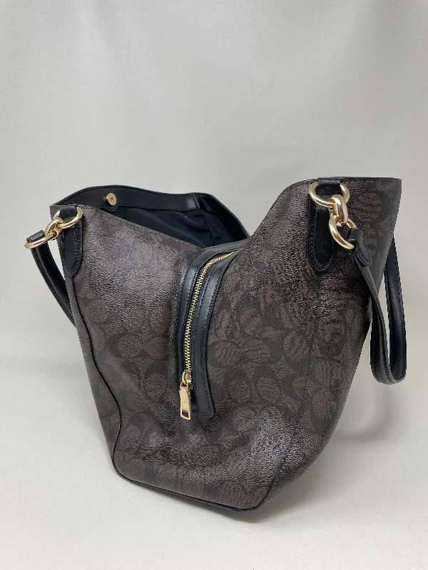 Coach bags with a zippered interior pocket for separating itemsCoach bags with a zippered interior pocket for separating itemsHandbag Designer By Coach  Size: Large