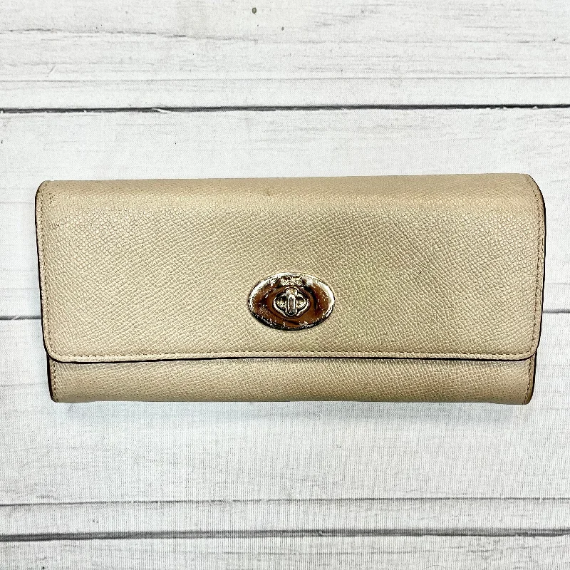 Ladies Coach Tabby bags with a textured leather surface for a more tactile lookLadies Coach Tabby bags with a textured leather surface for a more tactile lookWallet Designer By Coach  Size: Large