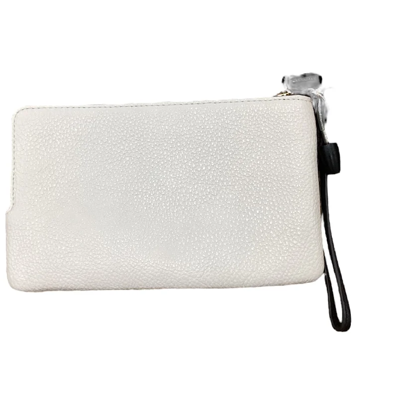 Ladies Coach Tabby bags with a textured leather surface for a more tactile lookLadies Coach Tabby bags with a textured leather surface for a more tactile lookWristlet Designer By Coach  Size: Medium