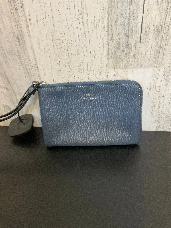 Ladies Coach Rogue bags with a star - shaped charm for a playful touchLadies Coach Rogue bags with a star - shaped charm for a playful touchWristlet Designer By Coach  Size: Small