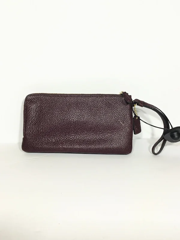 Ladies Coach Tabby bags with a textured leather surface for a more tactile lookLadies Coach Tabby bags with a textured leather surface for a more tactile lookWallet Designer By Coach  Size: Medium