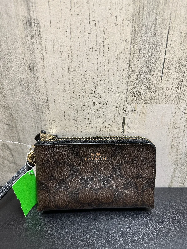 Ladies Coach Tabby bags with a textured leather surface for a more tactile lookLadies Coach Tabby bags with a textured leather surface for a more tactile lookWallet Designer By Coach  Size: Medium