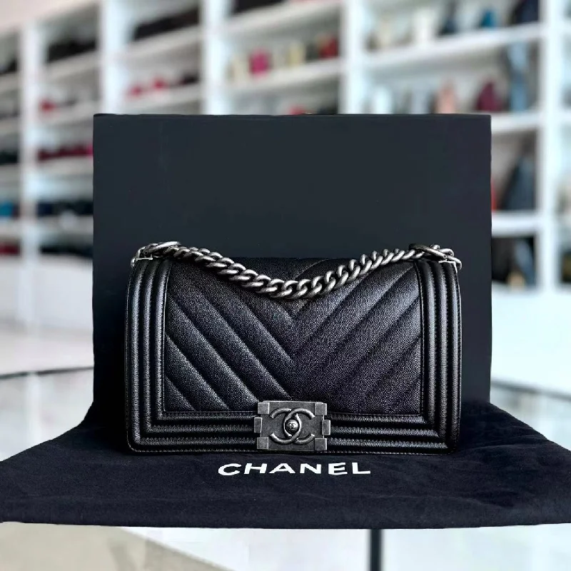 Chanel Designer Handbag with Unique DesignChanel Designer Handbag with Unique DesignCaviar Boy Old Medium Chevron Grained Calfskin Black Silver Hardware Series 25