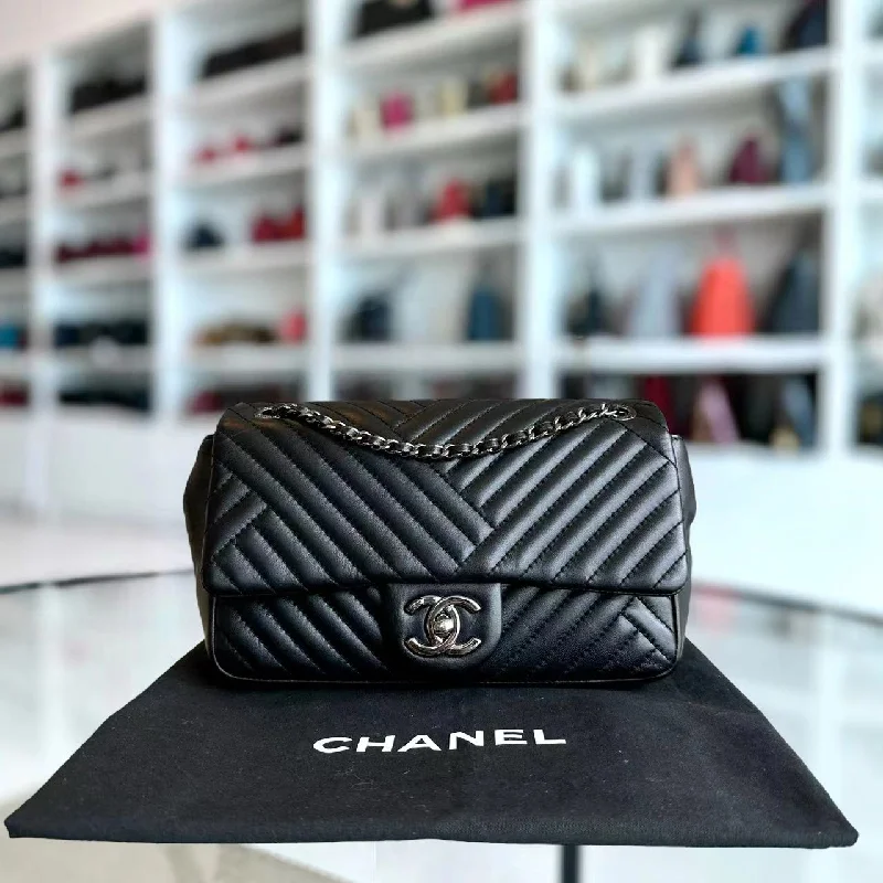 Chanel Lightweight Handbag for Daily ErrandsChanel Lightweight Handbag for Daily ErrandsMini Rectangular Classic Flap Crossing Lambskin Black Silver Hardware Series 21