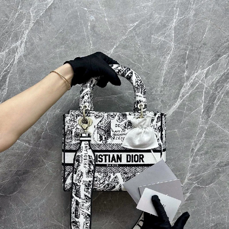 Christian Dior handbags with a removable shoulder strap for versatilityChristian Dior handbags with a removable shoulder strap for versatility*Brand New 2023* Lady D-Lite Medium Toile de Jouy Embroidery LGHW