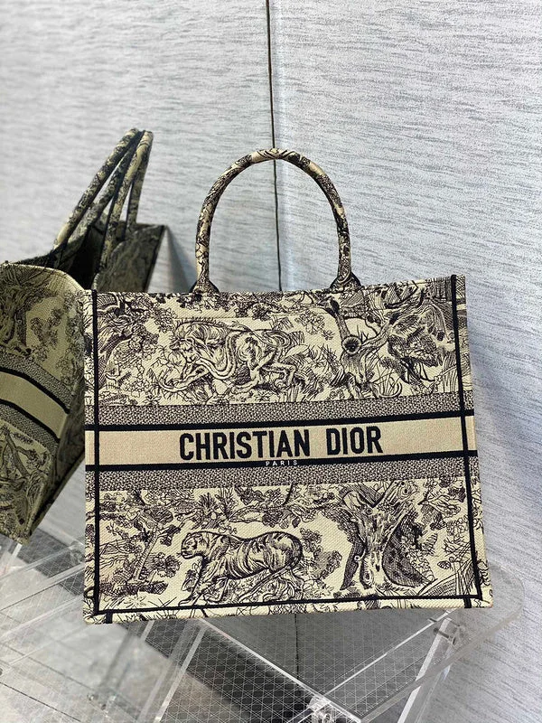 Christian Dior handbags with a detachable mirror for on - the - go touch - upsChristian Dior handbags with a detachable mirror for on - the - go touch - upsChristian Dior Bags - 4559